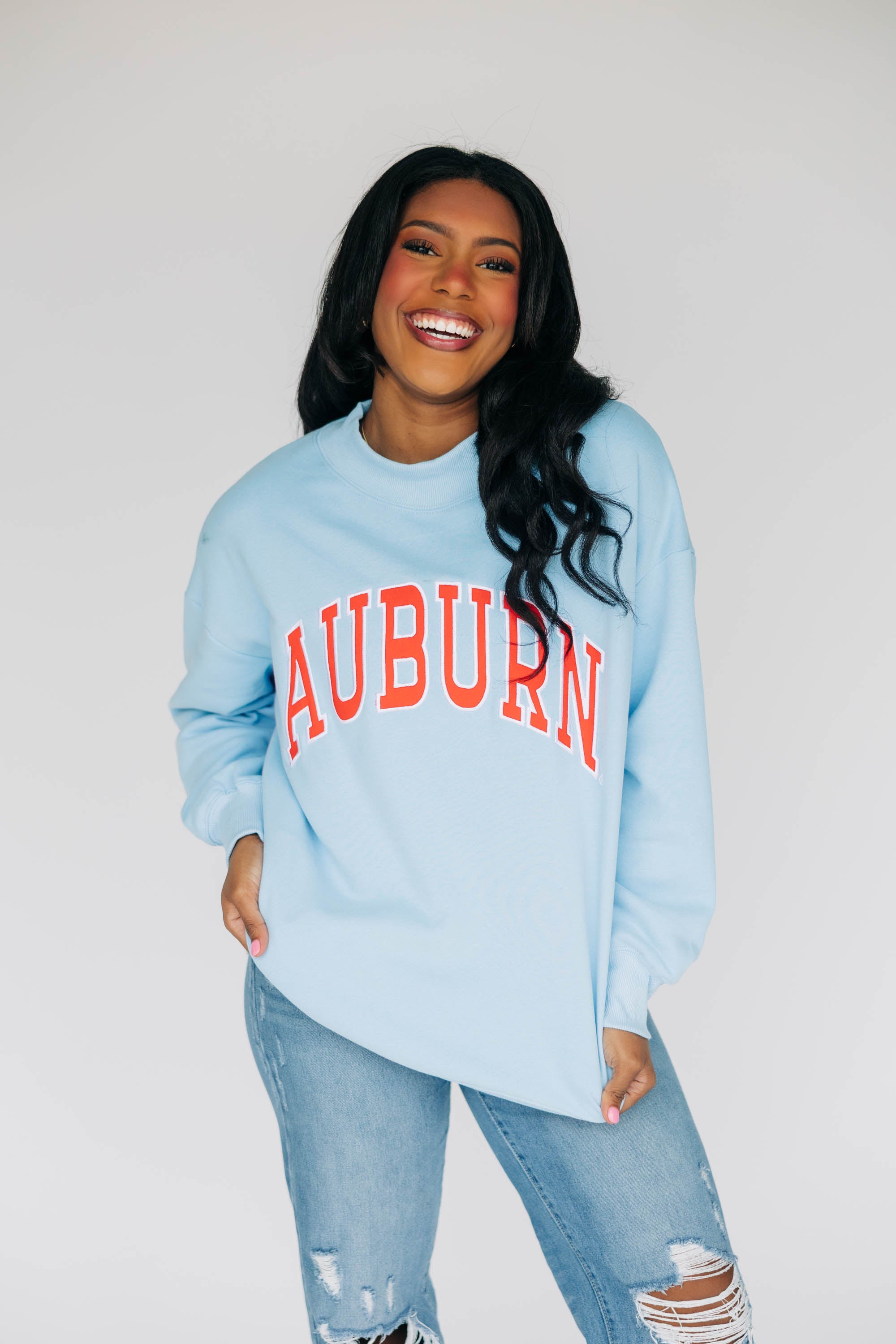 The Madi Classic Mockneck Auburn Applique | Light Blue – Scarlet